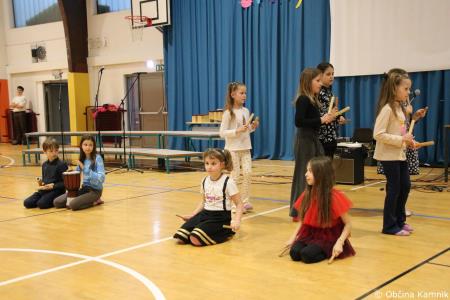 Otroci Osnovne šole Marije Vere Mi smo svet, mi smo otroci (26)